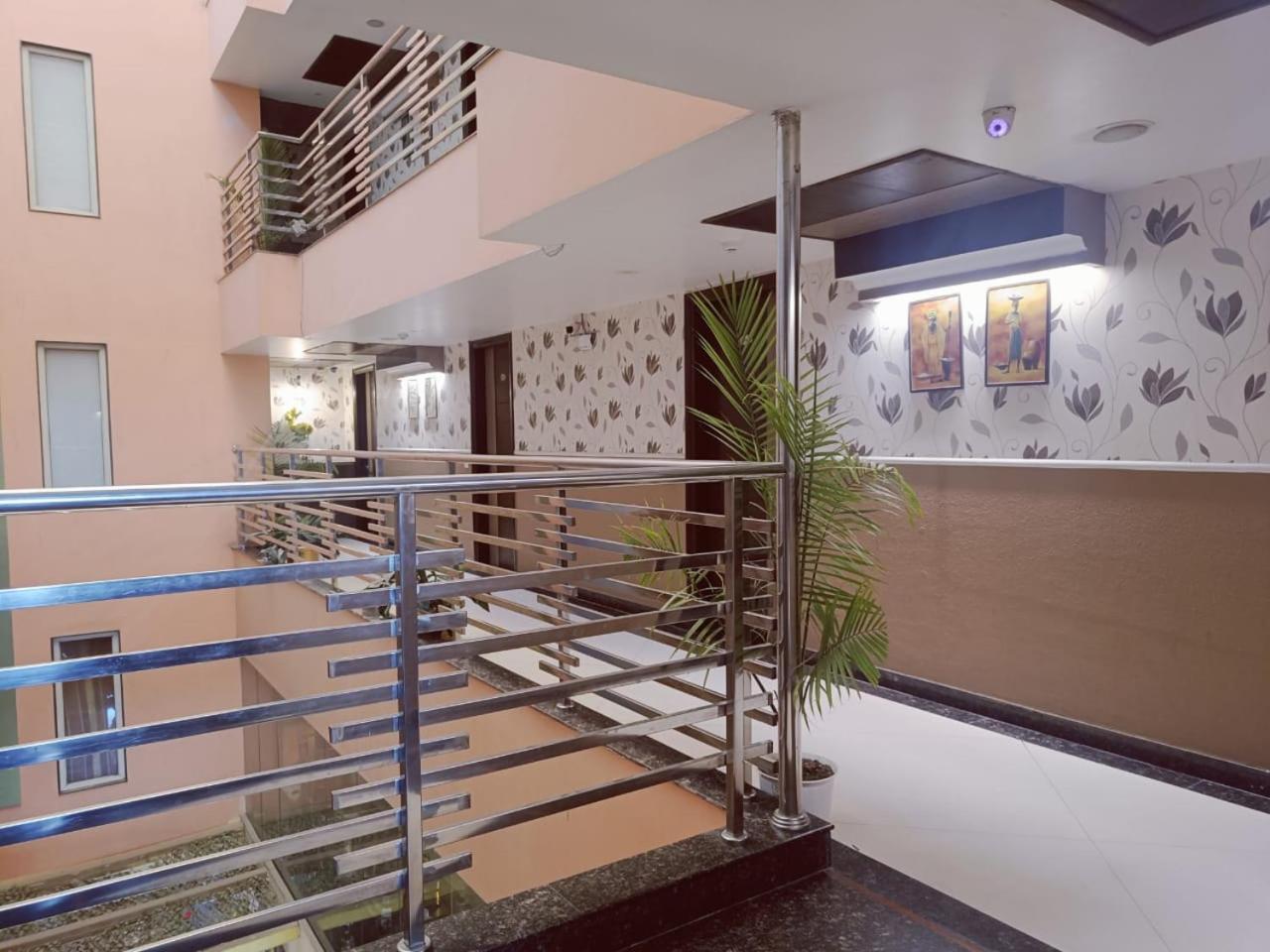 Hotel Waterfall Paschim Vihar Delhi Kültér fotó