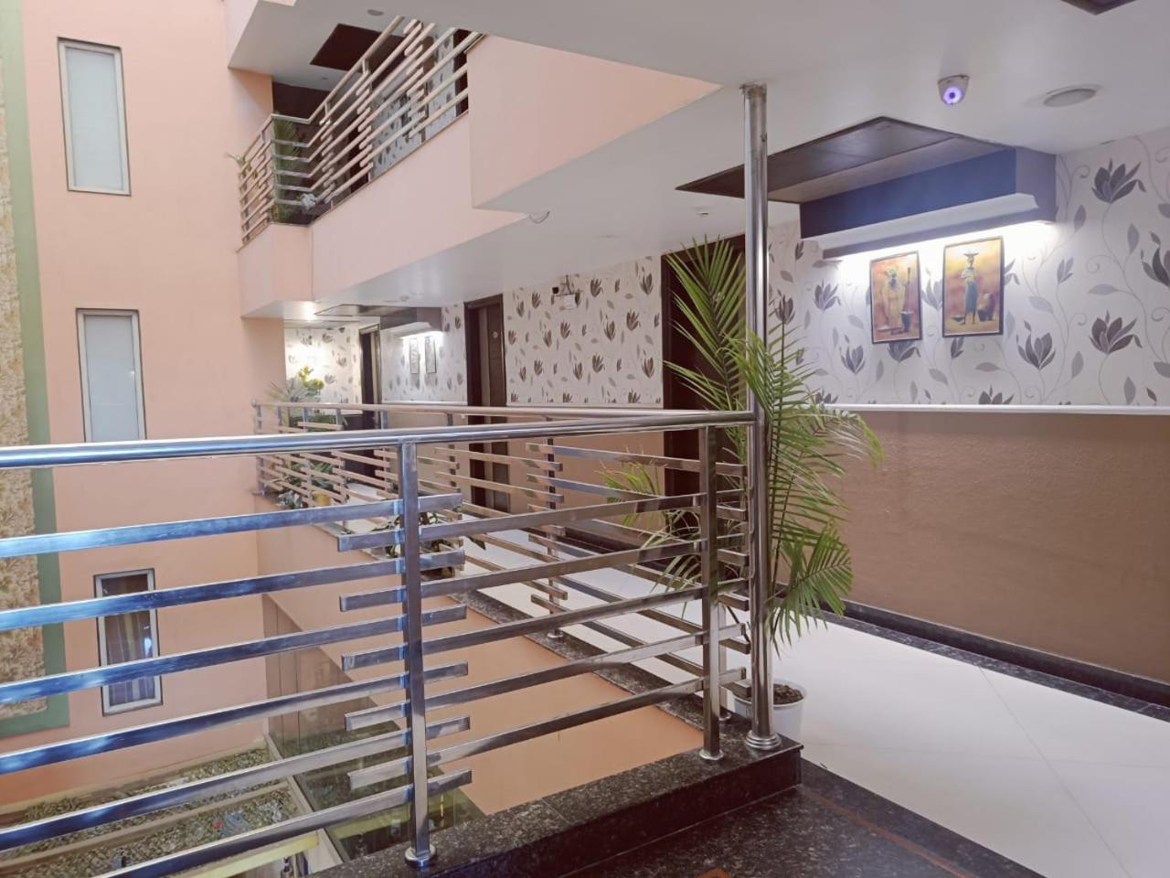 Hotel Waterfall Paschim Vihar Delhi Kültér fotó