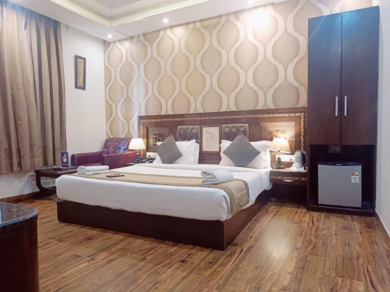 Hotel Waterfall Paschim Vihar Delhi Kültér fotó